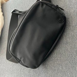 Lululemon Everywhere belt bag in black